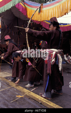 Asia, India settentrionale, Ladakh Leh. gli uomini a Dartse (tiro con l'arco) concorso in gonchas (lana abiti) e gondas (tubo da stufa cappelli) Foto Stock