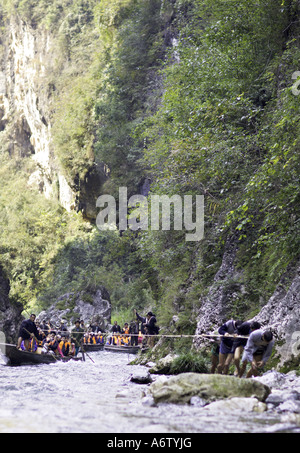 Cina fiume Yangtze forti muscoli e sinewy gambe di battellieri peapod come essi ceppo contro le corde per estrarre il segnale di PEA barche Foto Stock