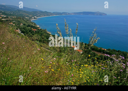 Costa a nord di Capo Palinuro vicino alla Stazione Caprioli, nel Parco Nazionale del Cilento, Campania, provincia di Salerno, Italia Foto Stock