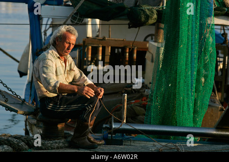 Uomo di Fisher nel porto di Acciaroli, Cilento, Campania, provincia di Salerno, Italia Foto Stock