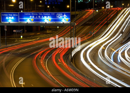 Il traffico intenso in Harcourt Rd di notte, il distretto centrale, Hong Kong, Cina, Asia Foto Stock