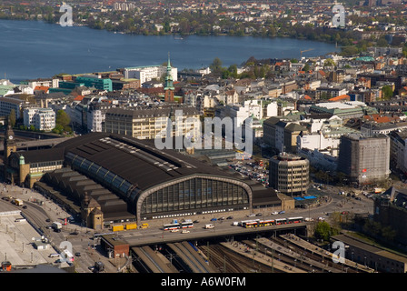 Arial vista sulla stazione centrale Hamburger Hauptbahnhof e St. Georg district, Amburgo Germania Foto Stock