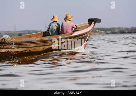 Uomo in barca sul distributary di Sungai Barito nei pressi di Banjarmasin, South-Kalimantan, Borneo, Indonesia Foto Stock