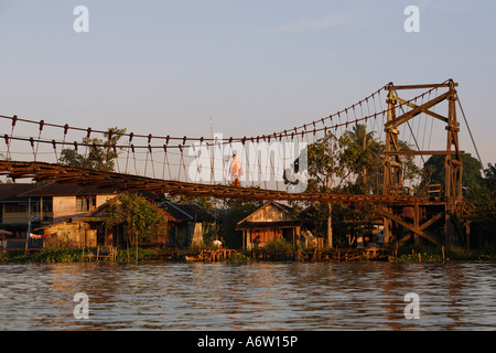 Ponte di sospensione oltre distributary di Sungai Barito nei pressi di Banjarmasin, South-Kalimantan, Borneo, Indonesia Foto Stock