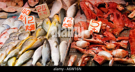 Produrre sul mercato del pesce in stallo, Wan Chai Mercato, Hong Kong, Cina, Asia Foto Stock