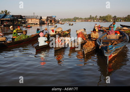 Mercato galleggiante nei pressi di Banjarmasin, South-Kalimantan, Borneo, Indonesia Foto Stock
