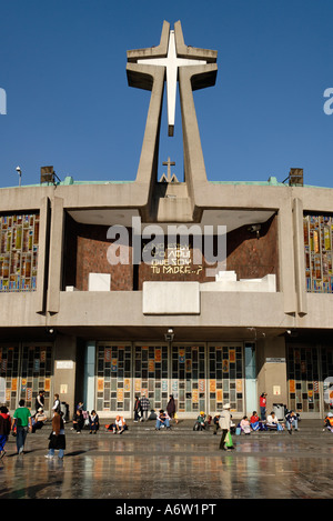 Pellegrini di fronte alla nuova chiesa di pellegrinaggio di La Basilica de Nuestra Señora de Guadalupe, Città del Messico, Messico Foto Stock