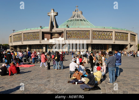 Pellegrini di fronte alla nuova chiesa di pellegrinaggio di La Basilica de Nuestra Señora de Guadalupe, Città del Messico, Messico Foto Stock