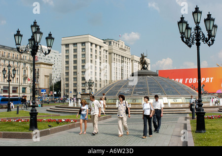 Risistemazione Manezhnaya Square nel centro di Mosca è costruito sopra una nuova metropolitana Shopping Mall in Russia Foto Stock