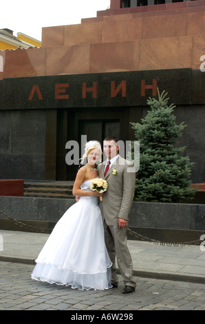 Una coppia di novelli sposi comportano per le fotografie di fronte a Lenin s tomba nella Piazza Rossa di Mosca Russia Foto Stock