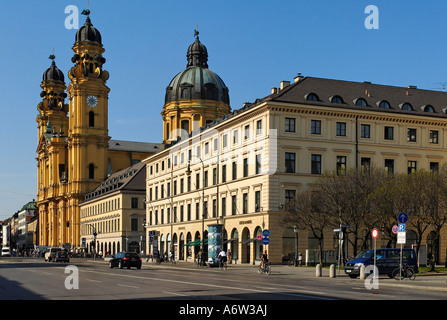 Theatinerkirche San Kajetan e Ludwigsstrasse, Monaco di Baviera, Germania Foto Stock