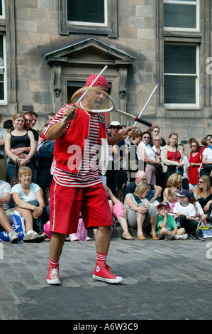Giapponese Performer di strada giocoleria una racchetta con due bastoni al Edinburgh Fringe Festival Scozia UK 2004 Foto Stock