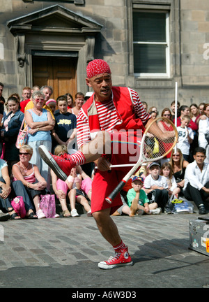 Giapponese Performer di strada giocoleria una racchetta con due bastoni al Edinburgh Fringe Festival Scozia UK 2004 Foto Stock