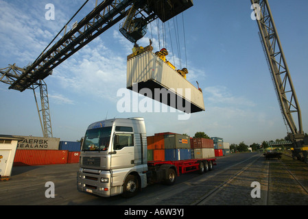 Una gru il caricamento di container su un carrello. Koblenz, Renania-Palatinato, Germania Foto Stock