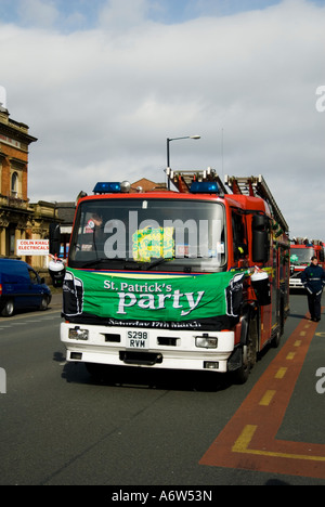 Camion dei pompieri in St.Patrick's day festival Foto Stock