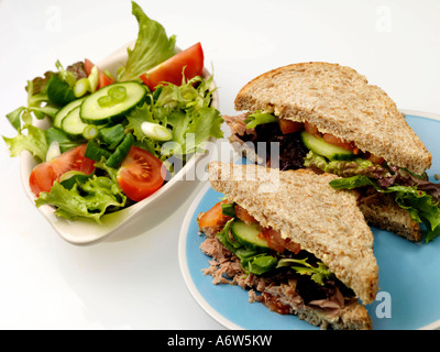 Insalata di tonno sandwich con insalata mista Foto Stock