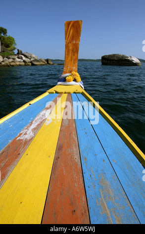 Prua di una barca longtail davanti alla costa dell'isola di Koh Adang all'interno Tarutao National Park - Mare delle Andamane , della Thailandia, Foto Stock
