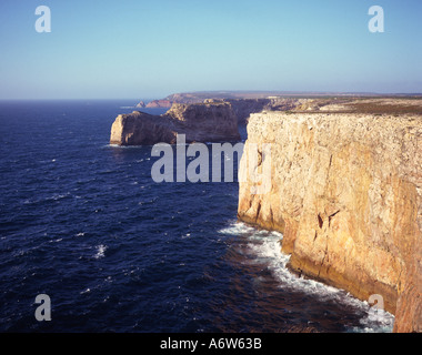 Sera La luce del sole sulle falesie di Capo San Vincenzo sulla punta sud occidentale dell'Algarve, PORTOGALLO Foto Stock