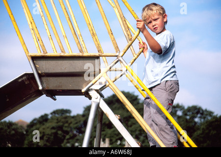 Ragazzo giovane climbing slitta modello rilasciato Foto Stock