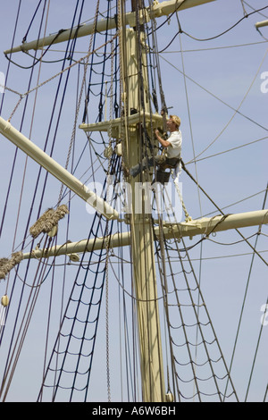 Sailer in vela armamento e del montante Foto Stock