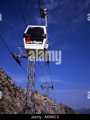 La funivia da Belle Plagne Bellecote al ghiacciaio delle Alpi francesi contro un cielo blu in estate Foto Stock