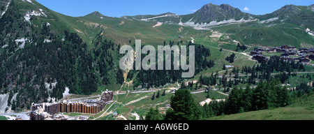 Plagne Bellecote e Belle Plagne ski resort nei villaggi delle Alpi della Savoia in estate Foto Stock
