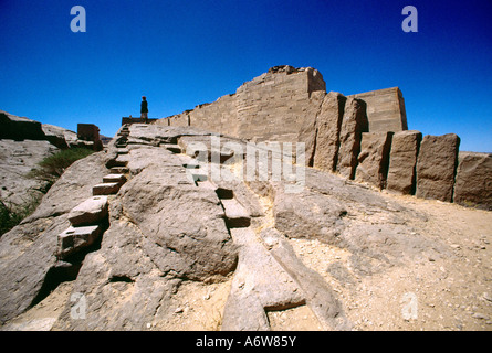 Rovine dell'antica diga di Marib nello Yemen a Wadi Dhana, vi secolo a.C. (nota per essere la diga più antica del mondo), ora patrimonio dell'umanità dell'UNESCO Foto Stock