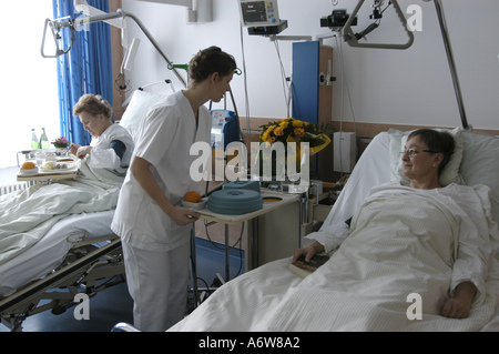 DEU Deutschland Westdeutsches Herzzentrum Essen Klinik fuer Thorax und Kardiovaskulare Chirurgie Klinik fuer Kardiologie Krankenschwestern bei der Arbeit auf der Station DEU Germania Essen West German Heart Center clinica per infermieri di cardiologia al lavoro WICHTIG Fotos duerfen nicht fuer Werbung PR anderer Kliniken Krankenhaet user eingesen eingesen Foto Stock