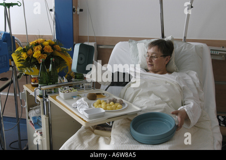 DEU Deutschland Westdeutsches Herzzentrum Essen Klinik fuer Thorax und Kardiovaskulare Chirurgie Klinik fuer Kardiologie Krankenschwestern bei der Arbeit auf der Station DEU Germania Essen West German Heart Center clinica per infermieri di cardiologia al lavoro WICHTIG Fotos duerfen nicht fuer Werbung PR anderer Kliniken Krankenhaet user eingesen eingesen Foto Stock