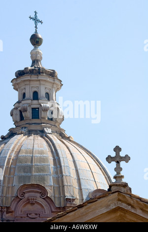 Croci sulle churchdomes a Roma Italia Europa Foto Stock