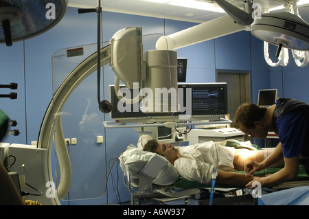 DEU Deutschland Westdeutsches Herzzentrum Essen Klinik fuer Kardiologie Hybridraum DEU Germania Essen Centro di cardiologia della Germania Ovest clinica per la cardiologia HYBRID room WICHTIG Fotos duerfen nicht fuer Werbung PR anderer Kliniken Krankenhaeuser eingesetzt werden Foto Stock