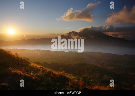 Vista dal Gunung Batur vulcano Gunung Agung con lago Danau Batur Bali, Indonesia Foto Stock
