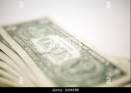 Studio shot di sette pulire un dollaro faned note su sfondo bianco Foto Stock