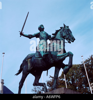 Reims France Statua di Giovanna d'Arco Bronzo Statua con effetto Patina (il metallo si ossida quando esposto all'aria fresca nel tempo) Foto Stock