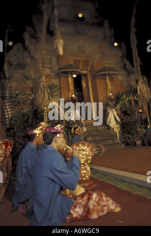 Asia Indonesia Bali. Legong Balinese ballerini. Foto Stock