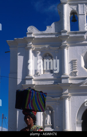 Una donna che trasporta un carico sul suo capo a San Francisco El Alto Guatemala Foto Stock