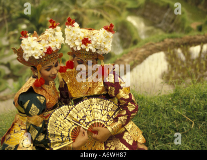 Asia Indonesia Bali, Tampaksiring terrazze di riso. Legong Balinese ballerini (MR) Foto Stock