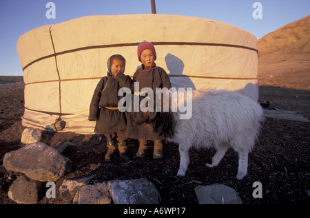 Asia, Mongolia. Bambini nomadi di fronte yurt. Foto Stock