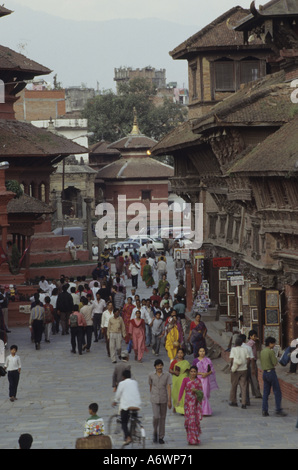 Asia, Nepal, Valle di Kathmandu, Durbar Square. La folla in mezzo a edifici storici e templi. Foto Stock