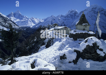 Asia, Nepal, Solu Khumbu regione, Mwong La. chorten buddisti (santuario) e casa; Ama Dablam Peak (6856m) sulla sinistra. Foto Stock