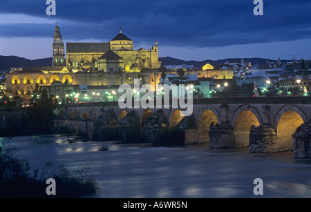 Cordoba moschea e ponte romano, sul fiume Guadalquivir. In Andalusia, Spagna. Foto Stock