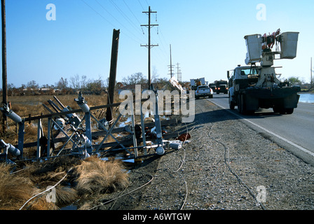 Dopo l'uragano Rita surge devastanti in 2005, linea equipaggi di costruire nuove linee di trasmissione su Louisiana Highway 27. Foto Stock