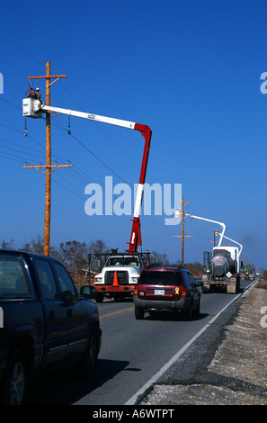 Dopo l'uragano Rita surge devastanti in 2005, gli equipaggi di linea con antenna camion lavorare alla costruzione di nuove linee di trasmissione. Foto Stock