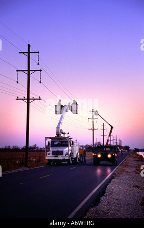 Dopo l'uragano Rita surge devastanti nel 2005 gli equipaggi di linea con antenna camion lavoro straordinario per la costruzione di nuove linee di trasmissione Foto Stock