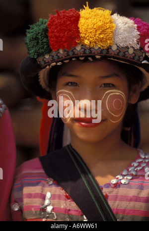 La Birmania/ Myanmar, Golden Triangle. Ragazza birmana nel tradizionale trucco. Foto Stock