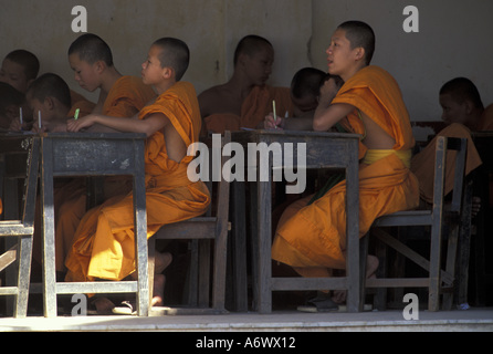 Asia, Thailandia Thailandia del Nord, Lamphun, giovani monaci buddisti in classe al Wat Phra That Haripunchai Foto Stock