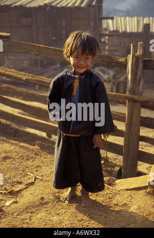 Asia, Thailandia Thailandia del Nord, Luk Kow Larm village, ragazzo di Nero Lahu tribù hill Foto Stock