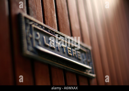 Mail slot su una porta di legno Foto Stock