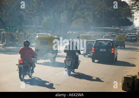 Inquinamento atmosferico a Bangalore in India dal veicolo i fumi di scarico Foto Stock