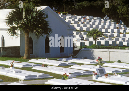 Chiesa imbiancate a calce e tombe in Bermuda Foto Stock